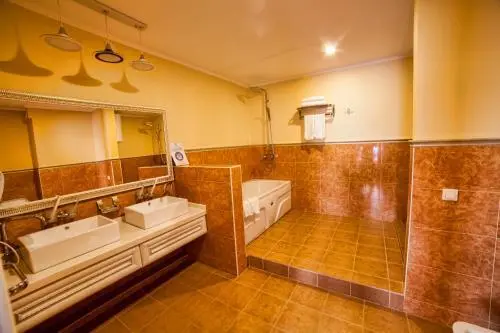 Suite — room, Osh