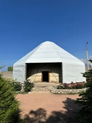 Six-Person Yurt — yurt, v. Ton