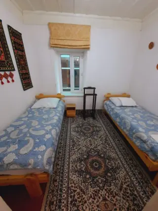 Bed in a shared room — bed space, v. Barskoon