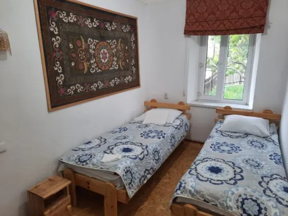 Bed in a shared room — bed space, v. Barskoon