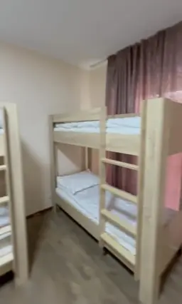 Eight-Person Room — room, v. Tamchy