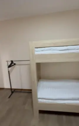 Eight-Person Room — room, v. Tamchy