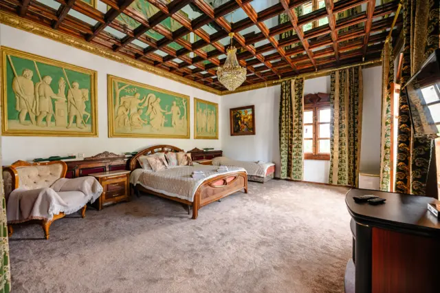 Triple Suite English Castle — room, v. Tamchy