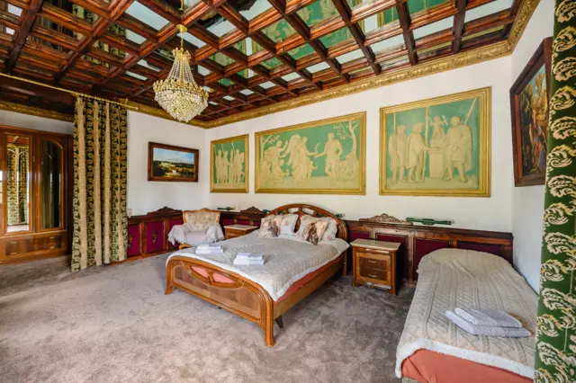 Triple Suite English Castle — room, v. Tamchy