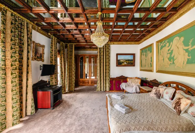 Triple Suite English Castle — room, v. Tamchy