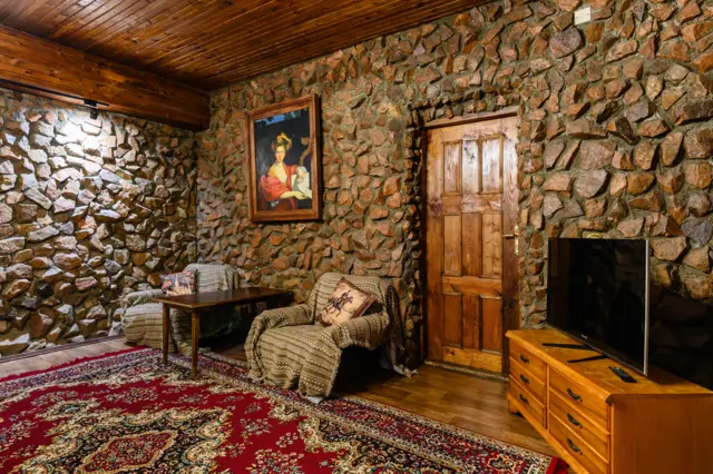 Triple Junior Suite English Castle — room, v. Tamchy