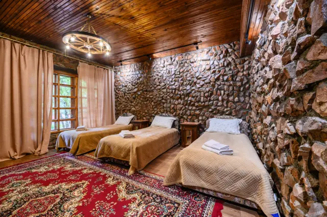 Triple Junior Suite English Castle — room, v. Tamchy