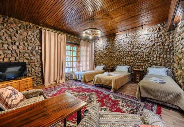 Triple Junior Suite English Castle — room, v. Tamchy