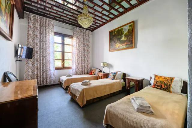 Triple Junior Suite English Castle — room, v. Tamchy