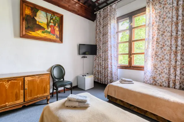Triple Junior Suite English Castle — room, v. Tamchy