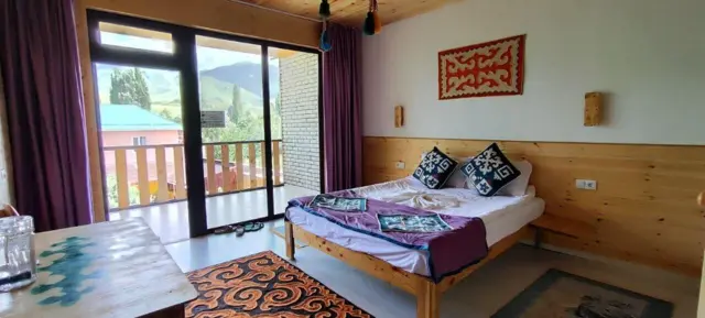 Guesthouse Zhekshen — гостевой дом, с. Кароол-Дёбё