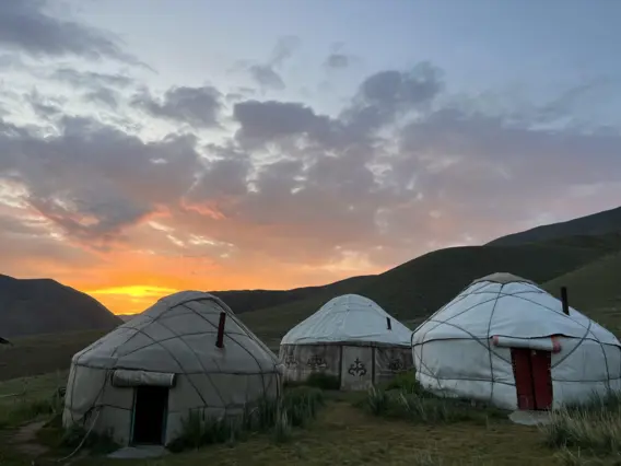Большая юрта в Nazi Yurt Camp — юрта, Чаек