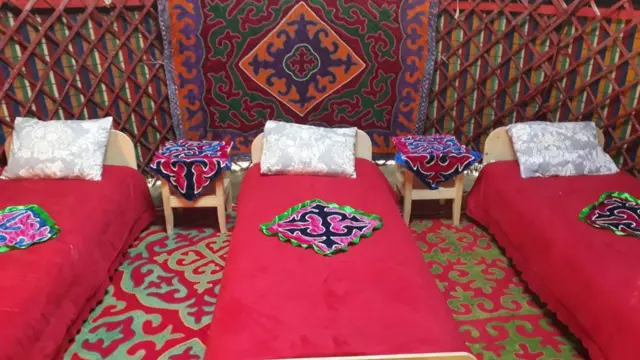 Camp de yourtes Erlan au lac Son-Kul — zone de loisirs, District d'Ak-Talaa