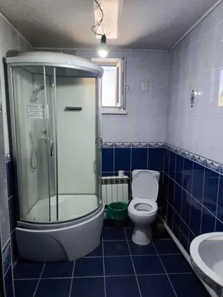 Үш кісілік бөлме — нөмір, Талас