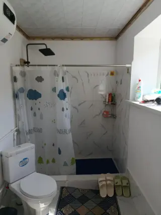Бес адамдық бөлме — нөмір, Арқыт