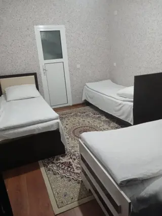 Трёхместный номер — бөлмө, Аркыт а.
