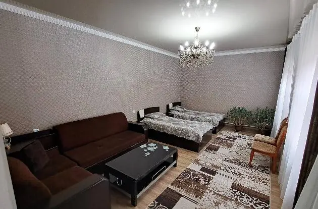 Трёхместный номер — бөлмө, Токтогул
