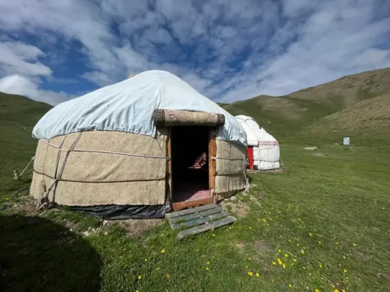Большая Пятиместная Юрта — юрта, оз. Сон Куль