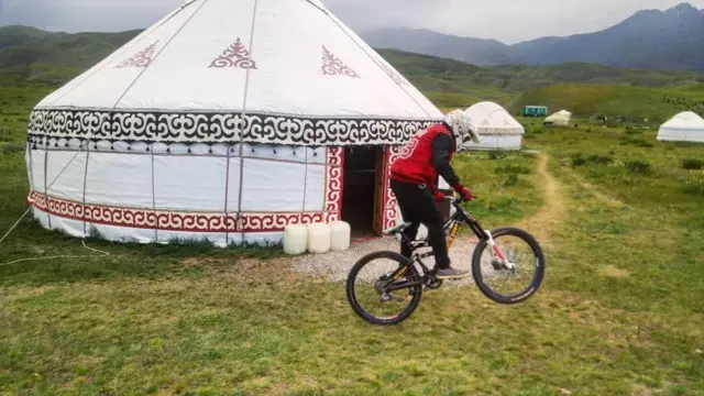Four-Person Yurt — room, v. Suusamyr