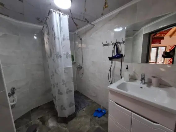 Койко-место в общем МУЖСКОМ номере — bed space, v. Karakol (d. Ak-Suy )