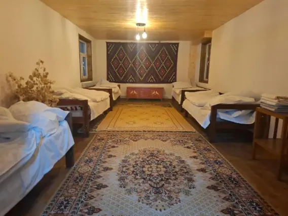 Койко-место в общем ЖЕНСКОМ номере — bed space, v. Karakol (d. Ak-Suy )