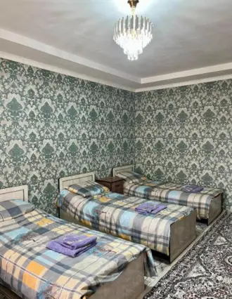Трехместный номер в October Guesthouse — бөлмө, Сузак а.