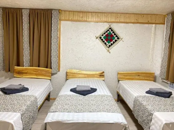 Трёхместный номер с балконом — room, v. Svetlaya Polyana