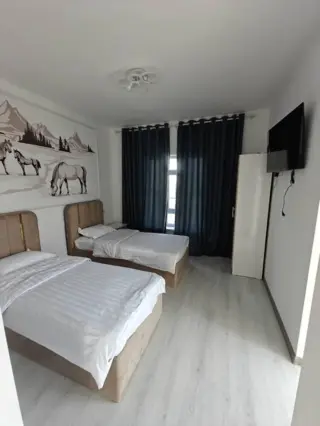 Eight-Person Room — room, Aral