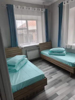 Трёхместный номер — номер, Каракол