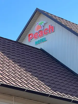 Peach Hotel — hotel, Kerben