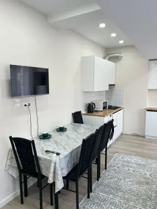 Appartamento all'angolo tra Frunze e Akiev — appartamento, Bishkek
