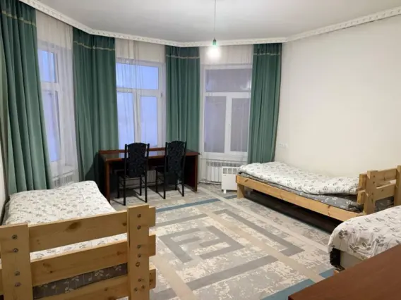 Трёхместный номер — хостел Warm House — номер, Каракол