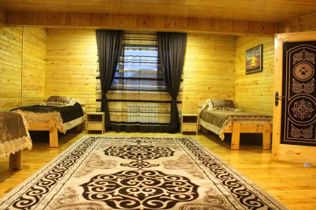 Пятиместный домик — Hiker's B&B Karakol +завтрак — коттедж/дом, Каракол