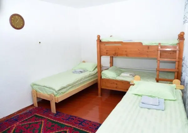 Lit en dortoir — lit en dortoir, Karakol