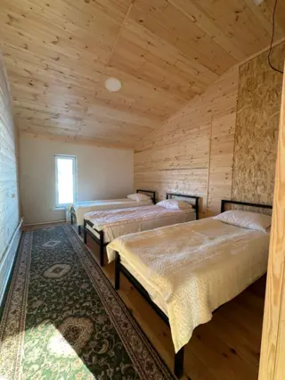 Uch kishilik xona — xona, Karakol