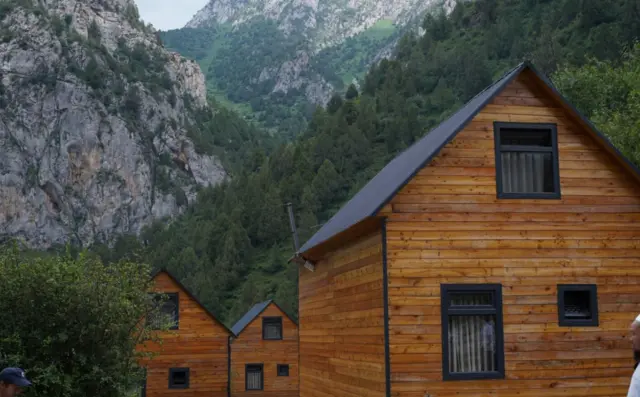 Four-Person Cottage — cottage/house, Alay