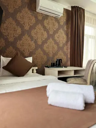 Uch kishilik — xona, Bishkek