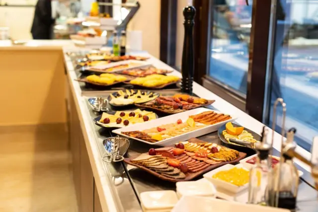 Göl Manzaralı Süit — oda, Bosteri