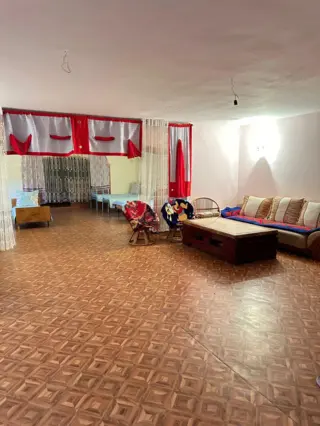 Bett im Mehrbettzimmer — bett im mehrbettzimmer, Bosteri