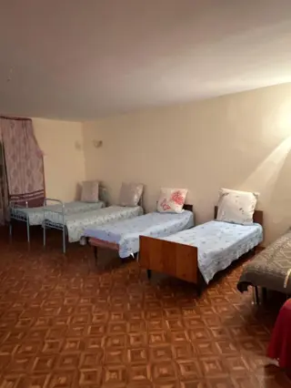 Bett im Mehrbettzimmer — bett im mehrbettzimmer, Bosteri