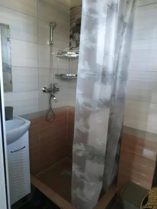 Жеке жуунучу бөлмөсү бар үй-бүлөлүк номер — бөлмө, Чолпон-Ата