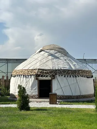 Трехместная Юрта — юрта, с. Каракол (Ак-Суйский р-н)
