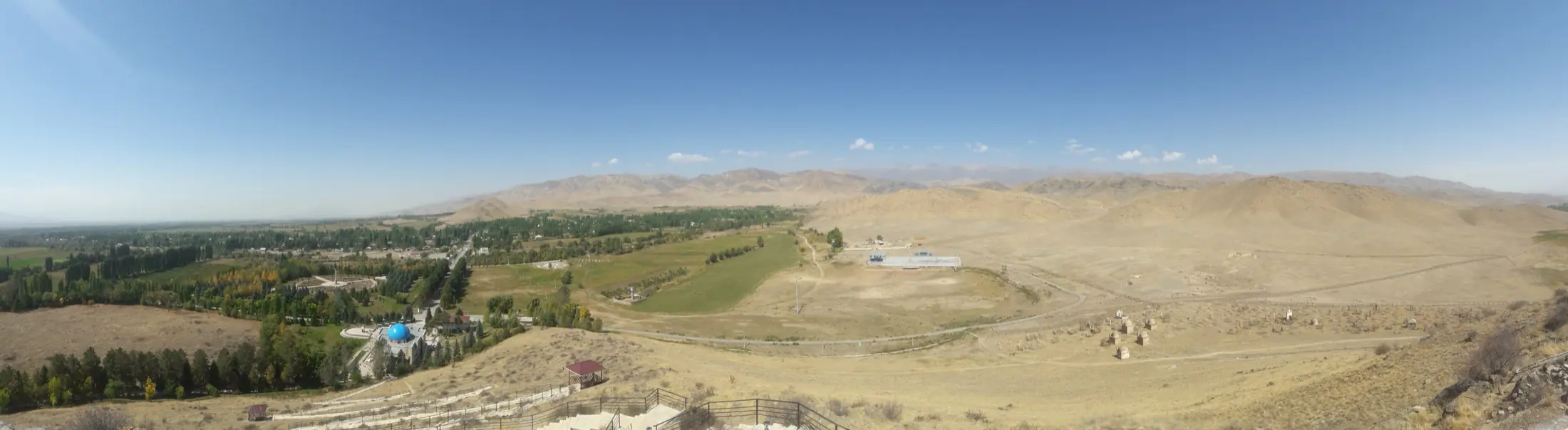 Panorama de Manas Ordo, espaces verts au pied de collines sèches
