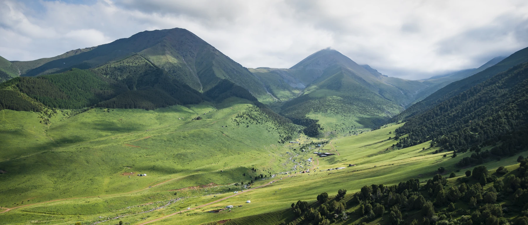 Летняя панорама Чункурчака: зелёные склоны и долина
